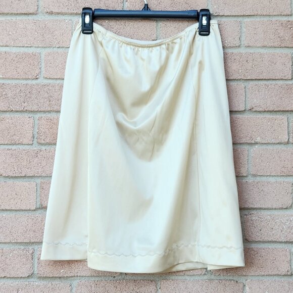 Vintage Leggs Beige Nylon Half Slip XL 23" Length Made in USA - Picture 1 of 7